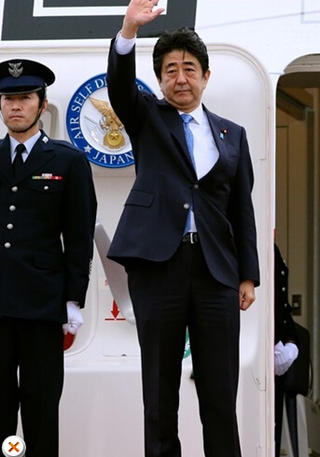 安倍在機(jī)場告別，面色凝重