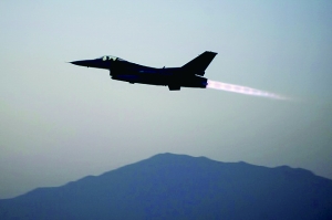 美國軍方19日證實(shí)，一架美軍F-16戰(zhàn)斗機(jī)上周在阿富汗東部遭到地面火力攻擊，受損嚴(yán)重，不得不拋掉兩個(gè)油箱以及多件武器彈藥才勉強(qiáng)返航。事發(fā)區(qū)域主要受塔利班控制。過去，塔利班武裝組織曾經(jīng)數(shù)次使用小型火力擊落美軍直升機(jī)，但從未擊中能在高空超音速飛行的F-16戰(zhàn)斗機(jī)。