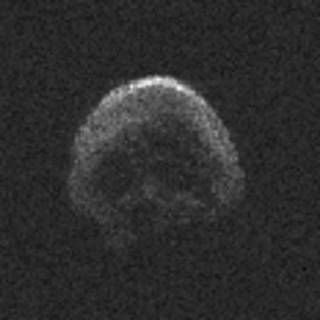 這顆彗星外形酷似骷髏頭，表面甚至可分出眼鼻。