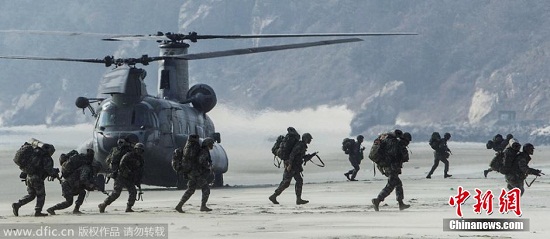 資料圖：當(dāng)?shù)貢r間2014年11月10日，韓國海陸空三軍啟動了“2014護(hù)國演習(xí)”。