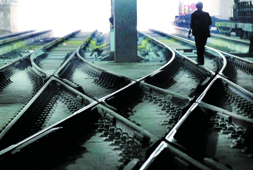 ▲鄭州地鐵1號線醫(yī)學院站，地下18米縱橫交錯的鐵軌伸向遠方。