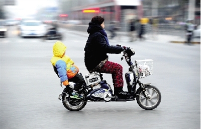 昨日下午，隴海西路桐柏路口，紅燈亮起的瞬間一輛電動(dòng)車闖過(guò)路口。