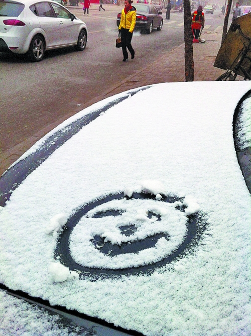 一月十五日上午，有汽車(chē)披著一身的雪裝，從經(jīng)開(kāi)區(qū)回到市區(qū)。