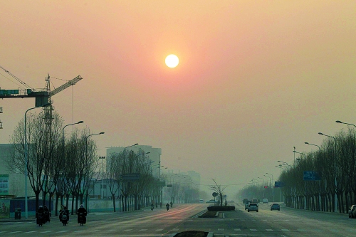 昨日天空放晴，雖然天還不是那么藍(lán)，但也給大家?guī)?lái)好心情。