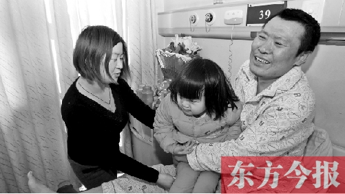 李剛患骨肉瘤急需手術(shù)，最放心不下的就是他的妻子、女兒
