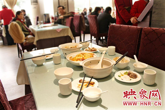3月22日，阿五美食英協(xié)路店幾位顧客用完餐后，盤子里的食物所剩無幾。