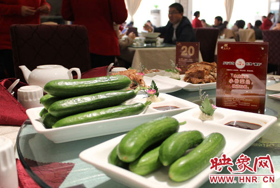 3月22日，阿五美食英協(xié)路店的服務(wù)員為我們展示大份菜品和小份菜品