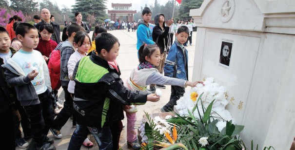 昨天上午，來(lái)鄭州市烈士陵園祭掃的小學(xué)生將百花擺放在吉鴻昌烈士墓前