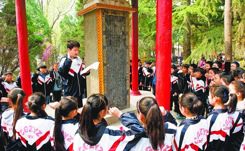 　　4月3日,宜陽縣1000余名師生通過獻花、宣誓、掃墓、讀祭文等形式緬懷革命先烈。 田義偉 攝