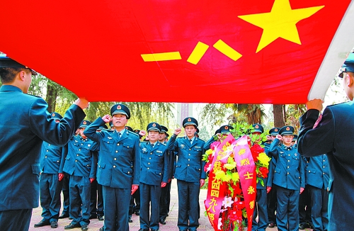　　“我宣誓:保衛(wèi)祖國藍天不受侵犯!”4月3日,濟空某部的官兵來到內(nèi)鄉(xiāng)縣烈士陵園掃墓,通過敬獻花籃、