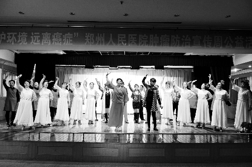 昨日，鄭州人民醫(yī)院舉辦了一臺特殊的晚會，表演的和看表演的大都是癌癥患者 河南商報記者 王春勝/攝　