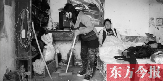 　寧陵縣趙村鄉(xiāng)大楊莊村，16歲的王香浦在打掃家里的衛(wèi)生，床上躺著她的爸爸　