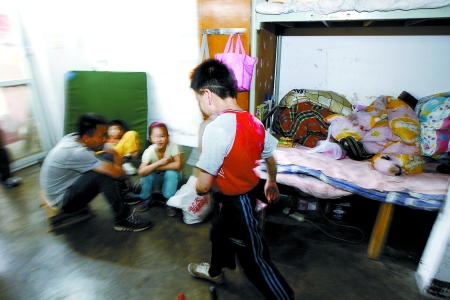 孩子們住在這里，沒有上學(xué)，大部分時間是練功，出去表演
