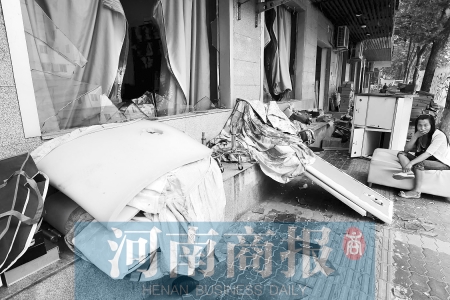 　多間臨街商鋪夜間被砸，店里的沙發(fā)、貨品等被搬到了戶外  侯建勛/攝