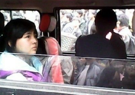 13歲女孩水潑鄉(xiāng)干部被銬 書(shū)記:不知其未成年 13歲女孩水潑鄉(xiāng)干部被銬 書(shū)記:不知其未成年