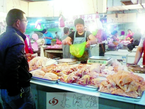 　市民在8號(hào)菜市場(chǎng)購(gòu)買(mǎi)雞肉