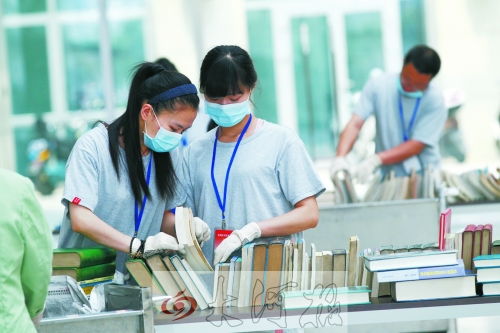 工作人員正在忙著整理書(shū)籍,逐一登記、歸類。