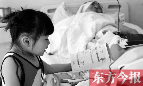 　昨天上午，鄭州市骨科醫(yī)院病房?jī)?nèi)，李剛躺在病床上，女兒嘟嘟在安靜地看書(shū)