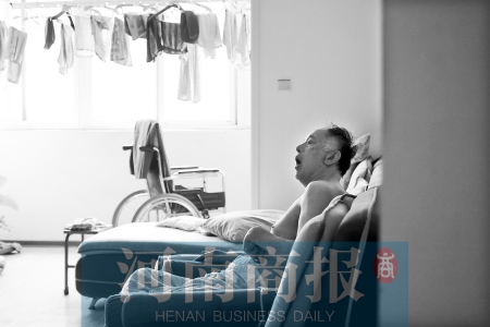 金老先生因偏癱生活不能自理，鄰居說，平時經(jīng)?？吹阶o工和老人的弟弟前來照顧 實習生 唐韜/攝