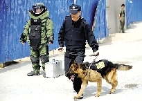 排爆專家、警犬在現(xiàn)場(chǎng)待命。