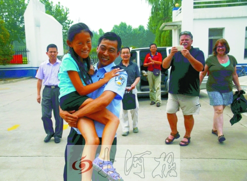黨心松一行人剛下車，楊衛(wèi)軍就一把抱起了她，流露出幸福的笑容，不遠(yuǎn)處史蒂夫拍照銘記這一刻。