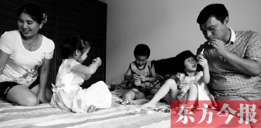 昨日，鄭州市民蔣先生的家中，一家人陪著妞妞（右二）玩耍