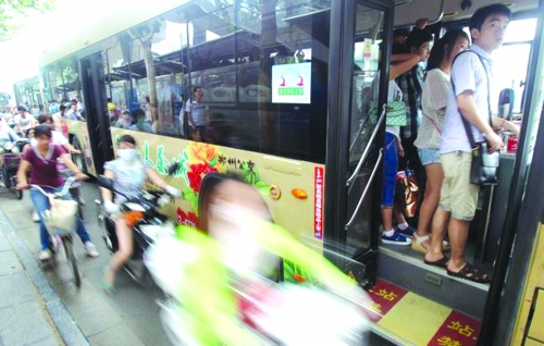 　　7月12日，鄭州市花園路，下班高峰期。