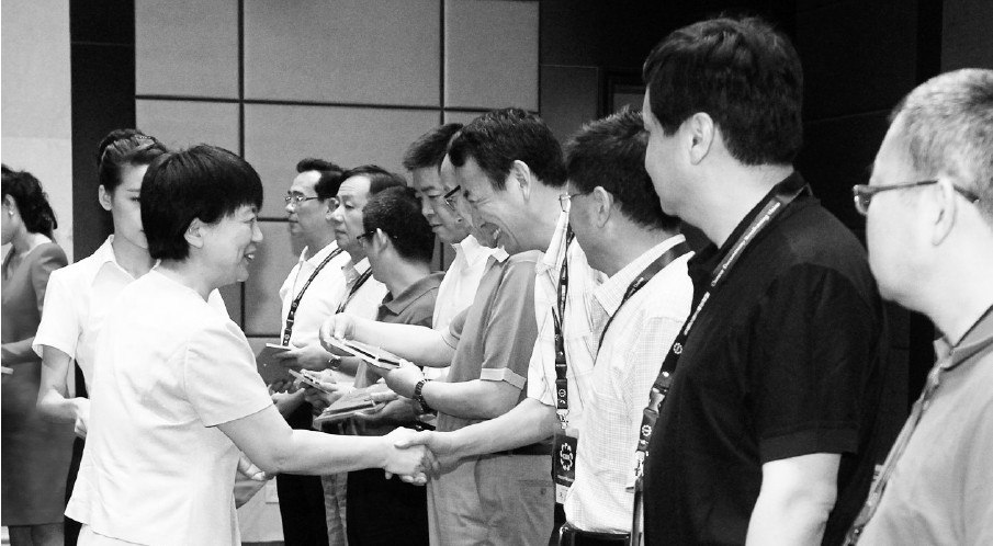 河南省委常委、宣傳部長趙素萍給中國紀(jì)錄片播出聯(lián)盟理事臺(tái)發(fā)放牌匾