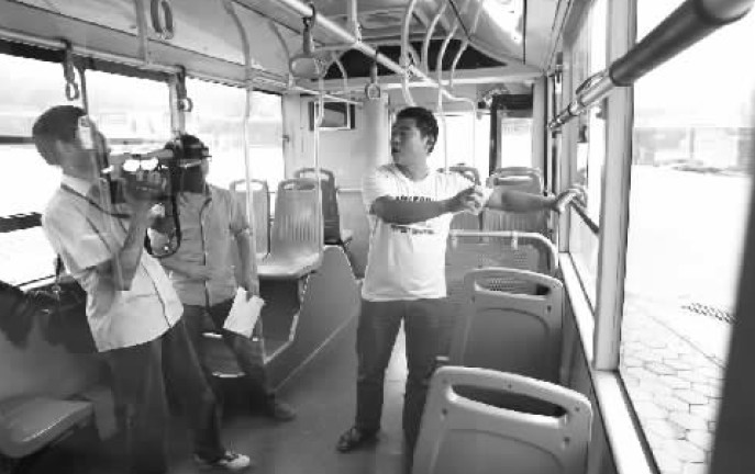 昨日，鄭州市B20路公交車長(zhǎng)方先生（右一），講述“色狼”跳窗逃跑時(shí)被眾人喊打的情景