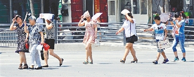  街頭，遮擋陽(yáng)光是一門(mén)“技術(shù)活”。