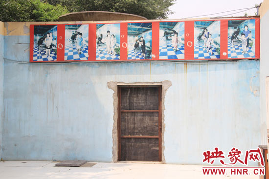 在鄭州市動(dòng)物園內(nèi)的海獅館內(nèi)，隨處可見(jiàn)游客與動(dòng)物合影的宣傳畫(huà)。