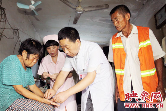 鄭州市管城區(qū)人民醫(yī)院院長(zhǎng)張彥軍親自為謝秀進(jìn)診斷，并為他們帶去了500多元的治療藥品。