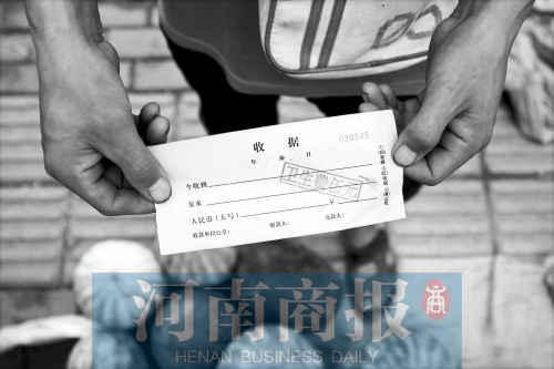 百花路附近的瓜農(nóng)宋師傅交完衛(wèi)生費后收到一張收據(jù)，但沒有收款單位
