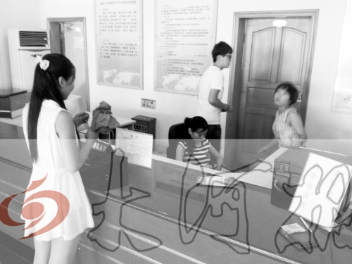 鄭州市人才交流服務(wù)中心二樓大廳，剛畢業(yè)大學(xué)生咨詢政策，工作人員卻在若無(wú)其事地玩手機(jī)。