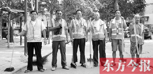 昨天下午6點，6名環(huán)衛(wèi)工人相伴乘坐B1返回27公里外的花園口村。