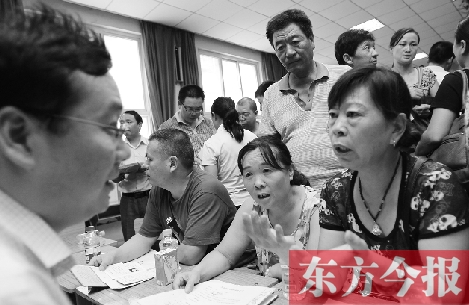 帶著孩子小升初的諸多疑問，眾多家長（右）向教育部門咨詢