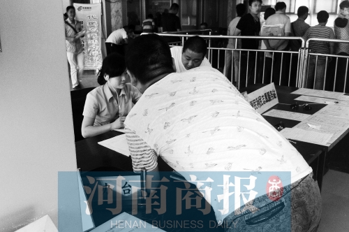 戴著耳機(jī)工作，挺“愜意”