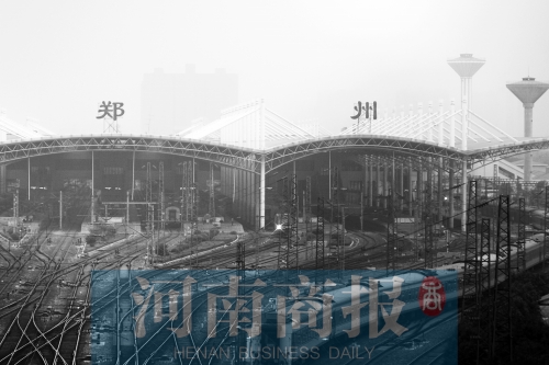 從解放路立交向南望去，火車站南側(cè)一座高樓在霧霾中若隱若現(xiàn)