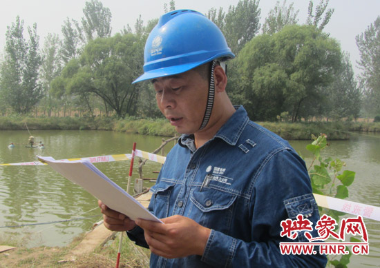 登塔之前，樊建軍在做最后的安全指示