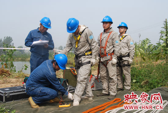 “弟兄們”每次上塔作業(yè)，樊建軍都要認(rèn)真核對檢查，不容一絲失誤出現(xiàn)。
