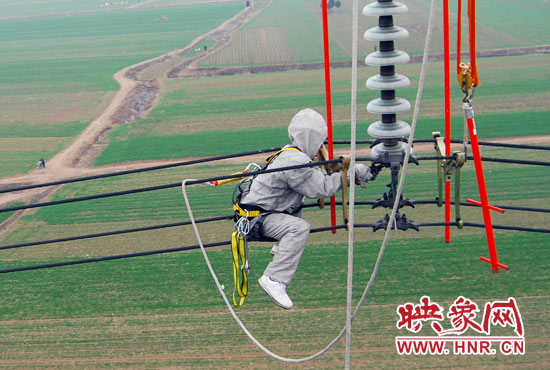 超高壓輸電線是樊建軍工作的主戰(zhàn)場，他現(xiàn)在雖然不經(jīng)常登塔，但在塔下卻并不輕松。