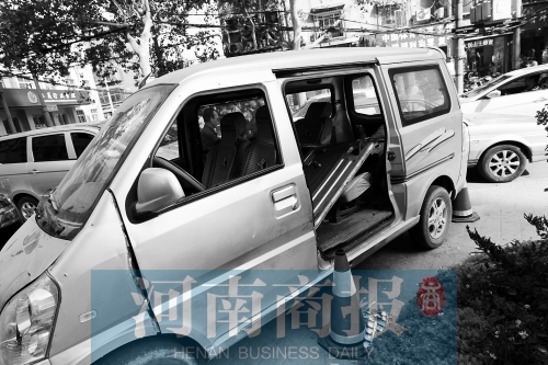 　面包車的后座上，放著被掰掉的車門