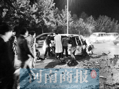 慘劇現(xiàn)場，眾人紛紛上前施救，有人拉住變形的車門，為傷者爭取救援時(shí)間
