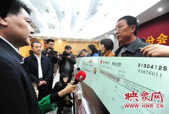 最高人民法院執(zhí)行局局長(zhǎng)劉貴祥、河南省高級(jí)人民法院院長(zhǎng)張立勇親手為申請(qǐng)執(zhí)行人員發(fā)放執(zhí)行款