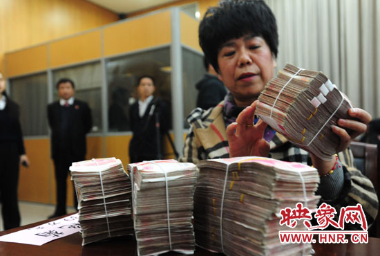 當(dāng)天共發(fā)放執(zhí)行款4110萬(wàn)元。其中，支票4018萬(wàn)元，現(xiàn)金92萬(wàn)元。