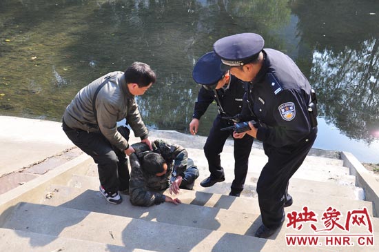 該男子滾入冰冷的金水河，嗆了幾口污水，連滾帶爬從水中出來，隨后被金水路派出所民警救上岸。