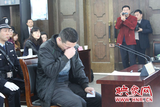庭審現(xiàn)場(chǎng)，被告人常樹(shù)民哽咽著宣讀手中的悔恨書(shū)。