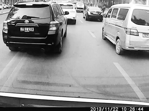 這輛黑色車輛不避讓執(zhí)行緊急任務(wù)的救護(hù)車，并壓著雙黃線變更車道。唐韜/圖