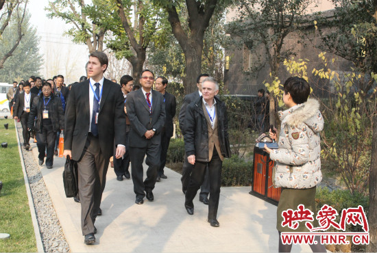 河南鄭州2013服務(wù)外包大會(huì)的嘉賓們參觀了金水科教園區(qū)和河南外包產(chǎn)業(yè)園并留下了深刻的印象。