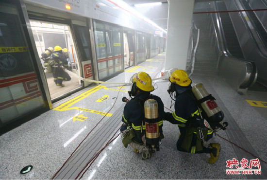 人員疏散完畢后，消防隊員開始滅火